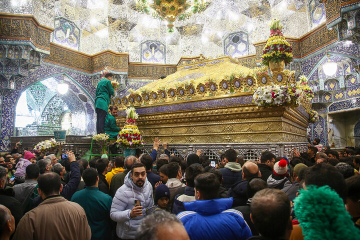 ضريح السيدة فاطمة المعصومة (عليها السلام) يتزيّن بأزهار البهجة والسرور، إحياءً لذكرى مبعث النبي الآكرم (صلى الله عليه وآله)