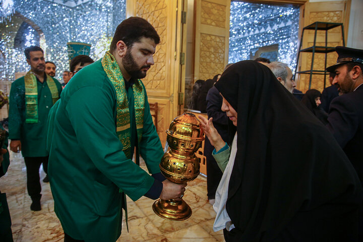 ضريح السيدة فاطمة المعصومة (عليها السلام) يتزيّن بأزهار البهجة والسرور، إحياءً لذكرى مبعث النبي الآكرم (صلى الله عليه وآله)