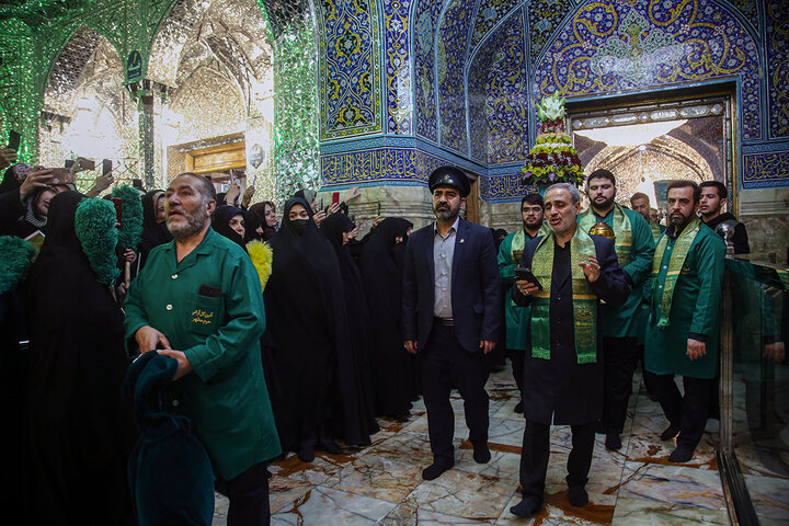 ضريح السيدة فاطمة المعصومة (عليها السلام) يتزيّن بأزهار البهجة والسرور، إحياءً لذكرى مبعث النبي الآكرم (صلى الله عليه وآله)