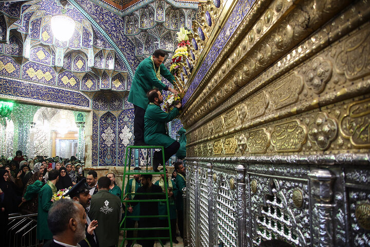 ضريح السيدة فاطمة المعصومة (عليها السلام) يتزيّن بأزهار البهجة والسرور، إحياءً لذكرى مبعث النبي الآكرم (صلى الله عليه وآله)