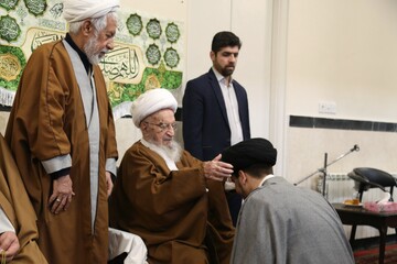 تصاویر/ مراسم عمامه گذاری طلاب توسط آیت الله العظمی مکارم شیرازی