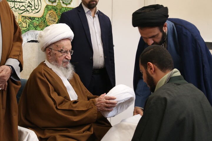 تصاویر/ مراسم عمامه گذاری طلاب توسط آیت الله العظمی مکارم شیرازی