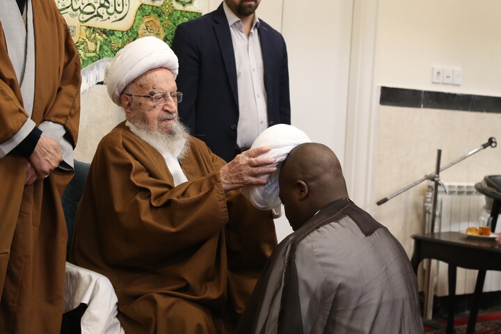 تصاویر/ مراسم عمامه گذاری طلاب توسط آیت الله العظمی مکارم شیرازی