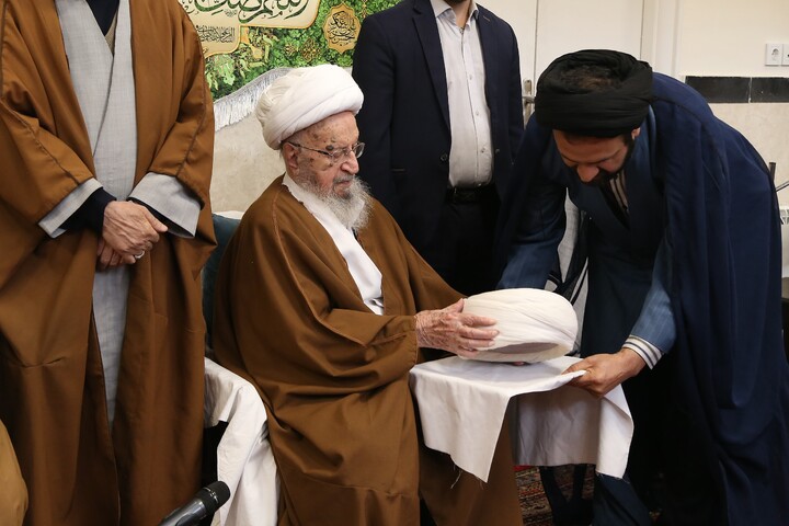 تصاویر/ مراسم عمامه گذاری طلاب توسط آیت الله العظمی مکارم شیرازی