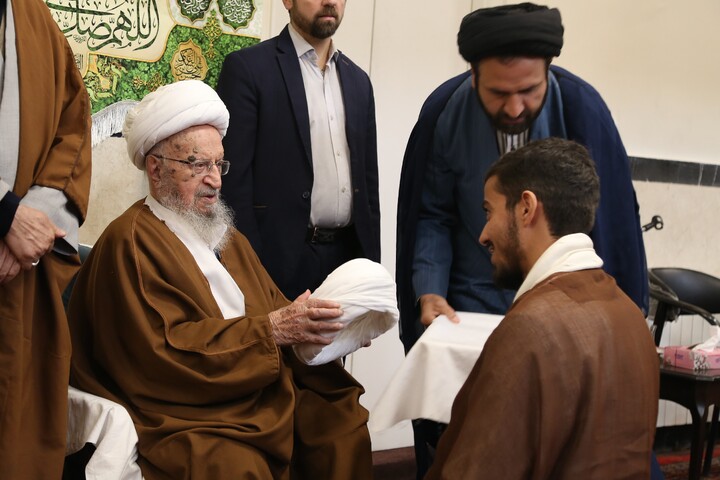 تصاویر/ مراسم عمامه گذاری طلاب توسط آیت الله العظمی مکارم شیرازی