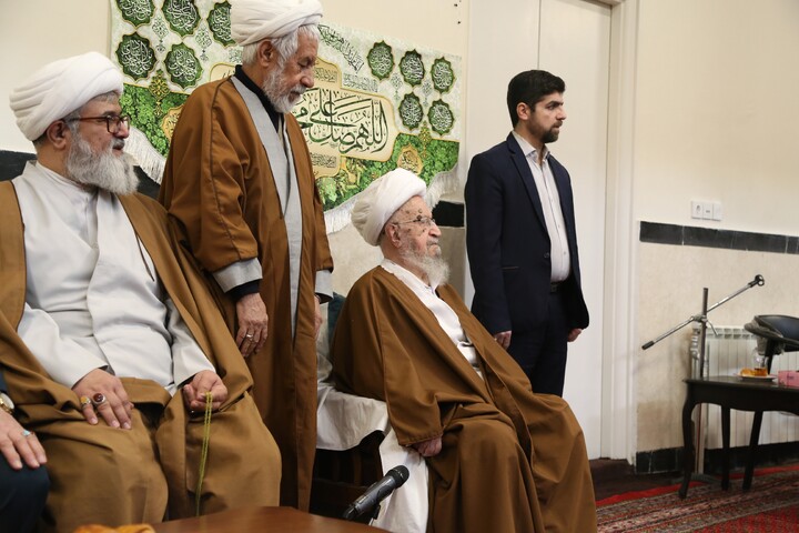 تصاویر/ مراسم عمامه گذاری طلاب توسط آیت الله العظمی مکارم شیرازی