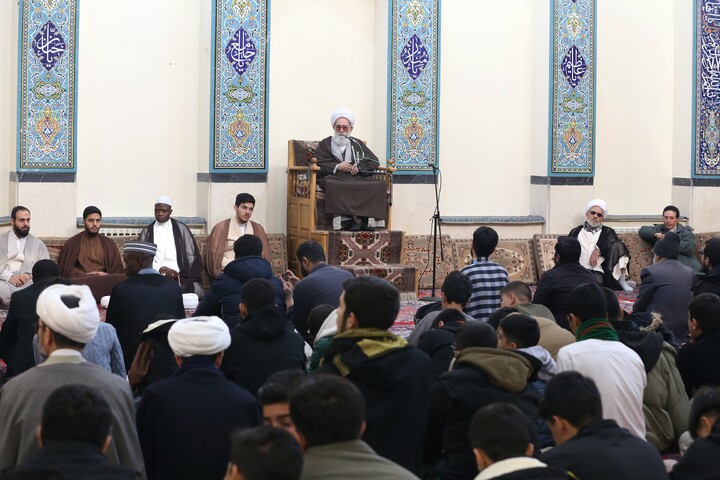 تصاویر/ مراسم عمامه گذاری طلاب توسط آیت الله العظمی مکارم شیرازی