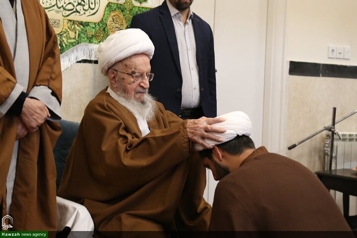 عدد من الطلاب يتشرفون بلبس العمائم على يدي آية الله العظمى مكارم الشيرازي