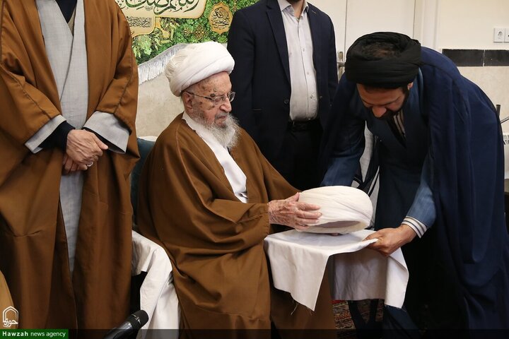 عدد من الطلاب يتشرفون بلبس العمائم على يدي آية الله العظمى مكارم الشيرازي