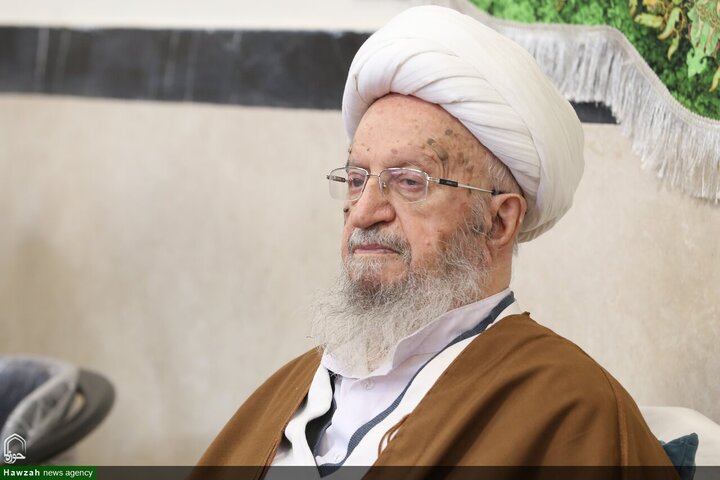 عدد من الطلاب يتشرفون بلبس العمائم على يدي آية الله العظمى مكارم الشيرازي