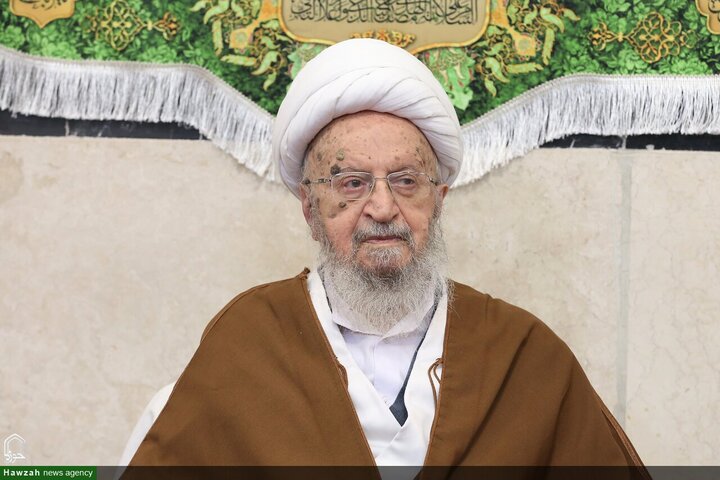 عدد من الطلاب يتشرفون بلبس العمائم على يدي آية الله العظمى مكارم الشيرازي