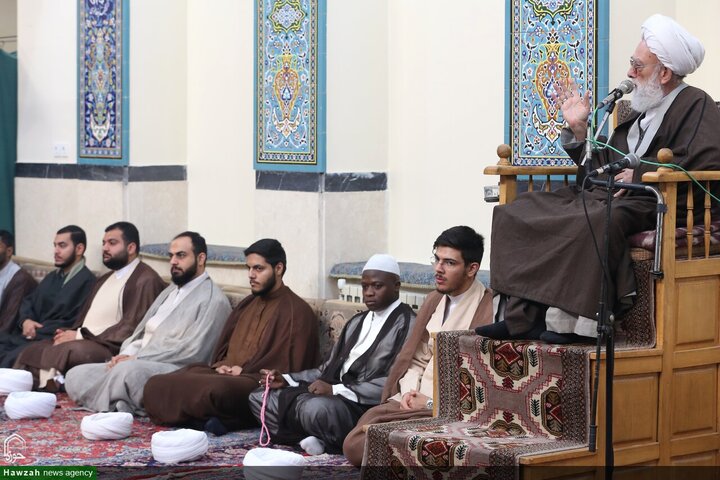 عدد من الطلاب يتشرفون بلبس العمائم على يدي آية الله العظمى مكارم الشيرازي