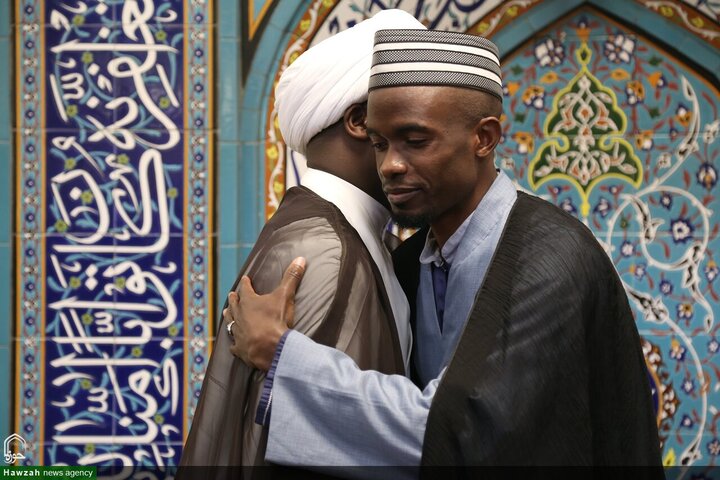 عدد من الطلاب يتشرفون بلبس العمائم على يدي آية الله العظمى مكارم الشيرازي