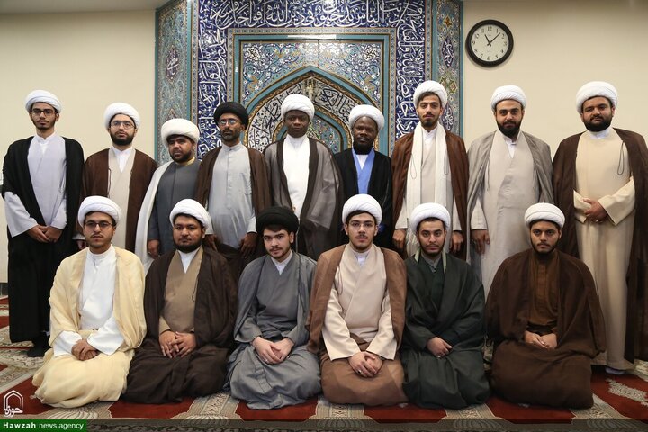 عدد من الطلاب يتشرفون بلبس العمائم على يدي آية الله العظمى مكارم الشيرازي