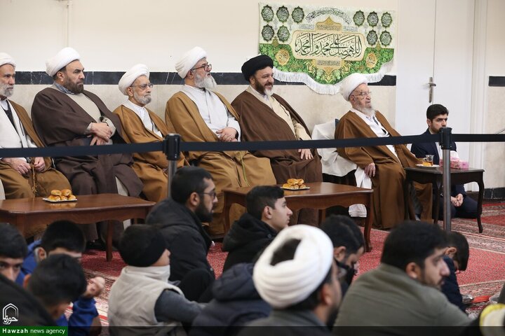 عدد من الطلاب يتشرفون بلبس العمائم على يدي آية الله العظمى مكارم الشيرازي