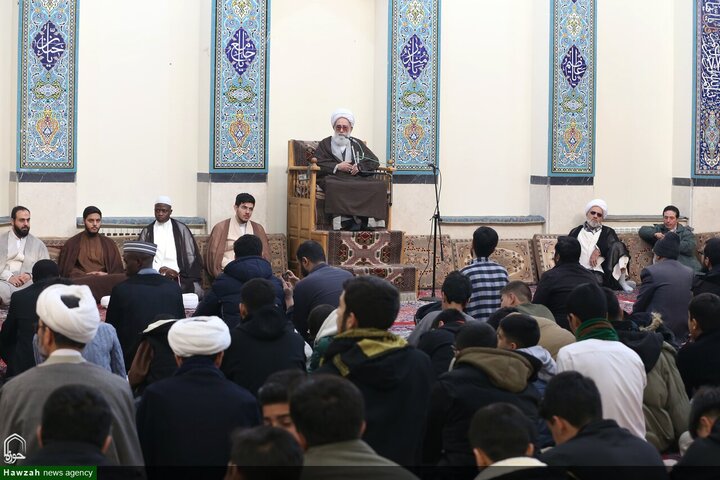 عدد من الطلاب يتشرفون بلبس العمائم على يدي آية الله العظمى مكارم الشيرازي