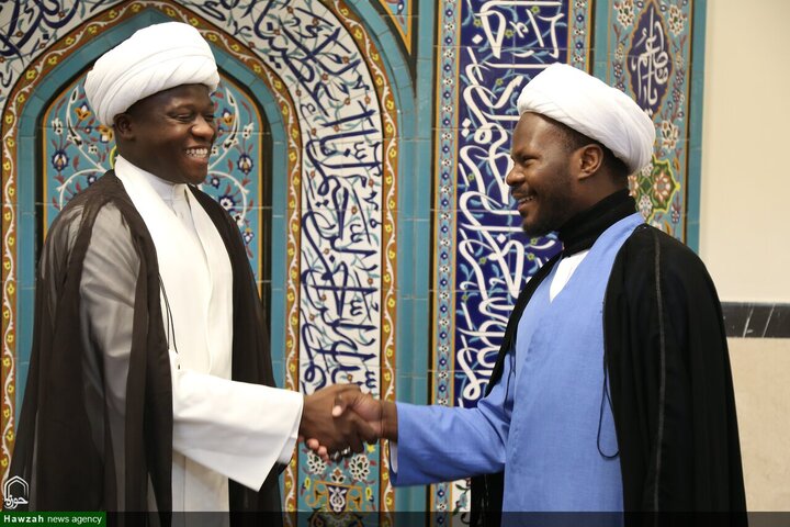 عدد من الطلاب يتشرفون بلبس العمائم على يدي آية الله العظمى مكارم الشيرازي