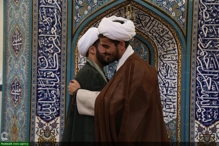 عدد من الطلاب يتشرفون بلبس العمائم على يدي آية الله العظمى مكارم الشيرازي