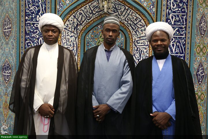 عدد من الطلاب يتشرفون بلبس العمائم على يدي آية الله العظمى مكارم الشيرازي