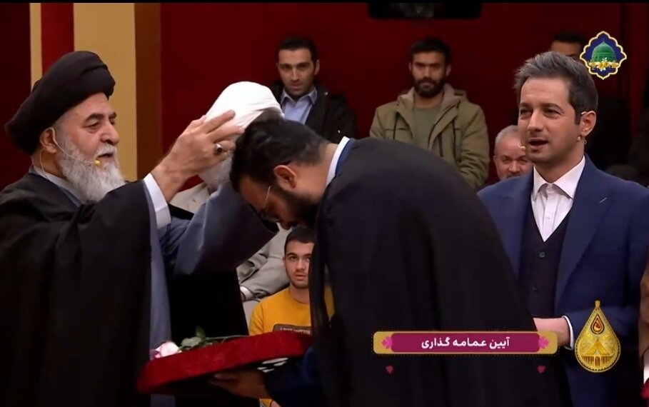 آیین عمامه‌گذاری در برنامه مهدیه معلی با حضور تولیت مسجد مقدس جمکران