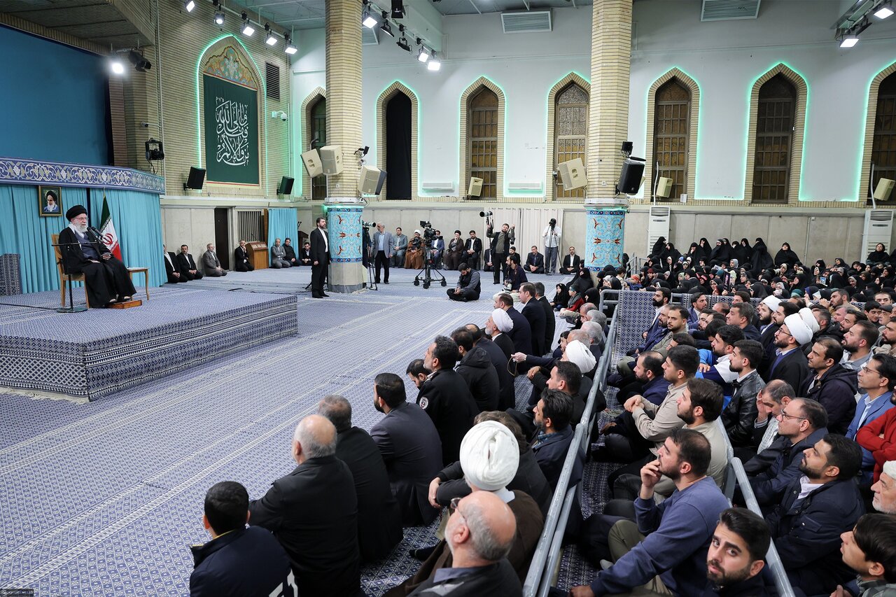 قائد الثورة: نعدّ الرئيسَ الأمريكي مجرمًا بسبب الخسائر والأضرار التي ألمّت بالشعب الإيراني