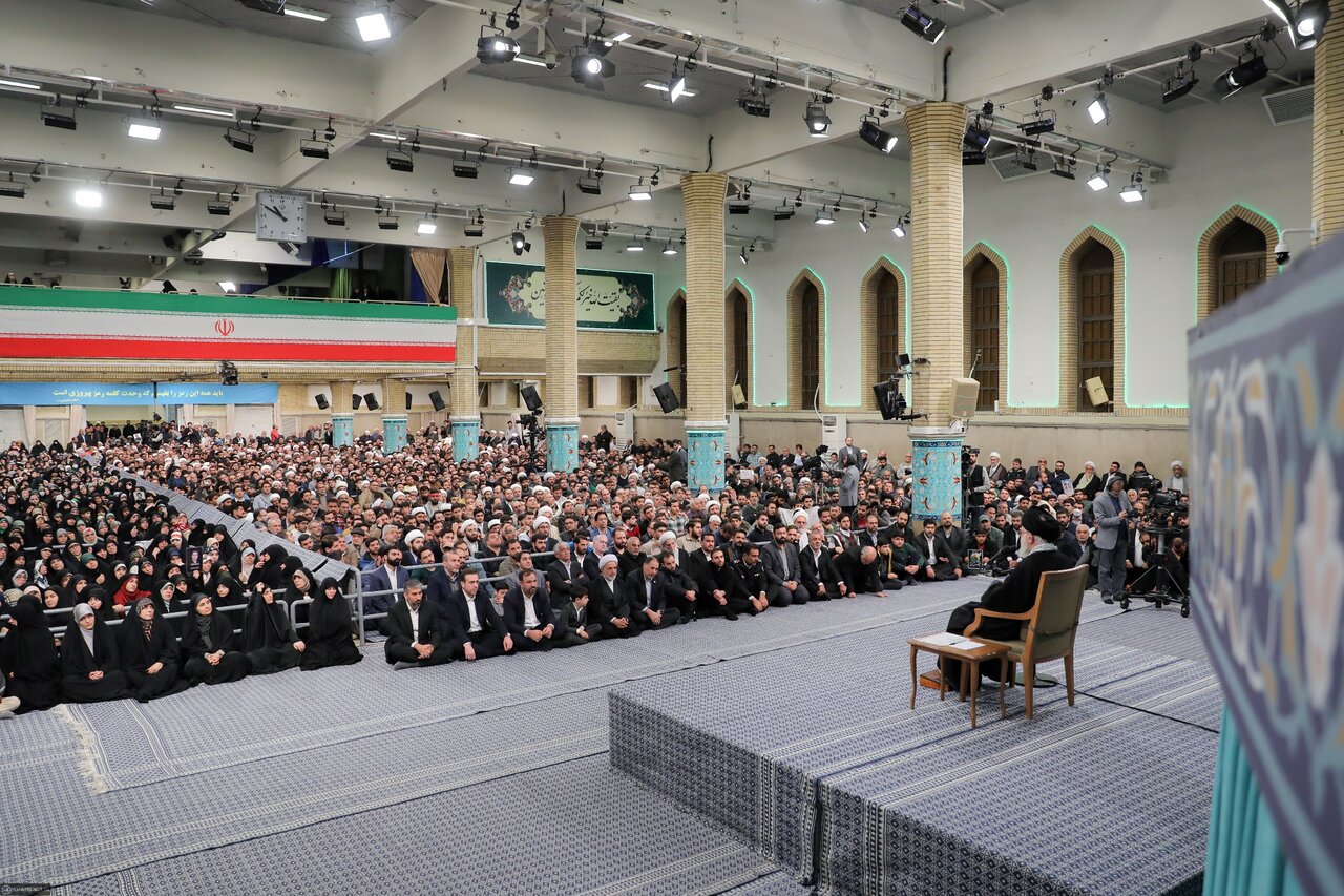 قائد الثورة: نعدّ الرئيسَ الأمريكي مجرمًا بسبب الخسائر والأضرار التي ألمّت بالشعب الإيراني