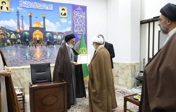 دبیر شورای عالی انقلاب فرهنگی «خادم» حرم مطهر بانوی کرامت شد