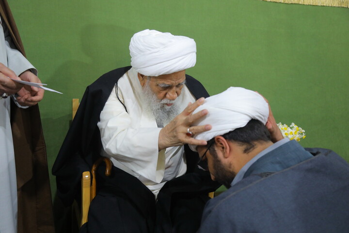 تصاویر/ جشن عید مبعث و عمامه گذاری طلاب در مدرسه علمیه آیت الله العظمی بروجردی