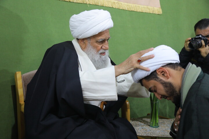 تصاویر/ جشن عید مبعث و عمامه گذاری طلاب در مدرسه علمیه آیت الله العظمی بروجردی