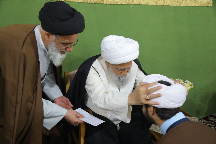 تصاویر/ جشن عید مبعث و عمامه گذاری طلاب در مدرسه علمیه آیت الله العظمی بروجردی