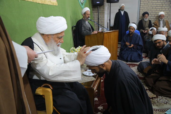 تصاویر/ جشن عید مبعث و عمامه گذاری طلاب در مدرسه علمیه آیت الله العظمی بروجردی