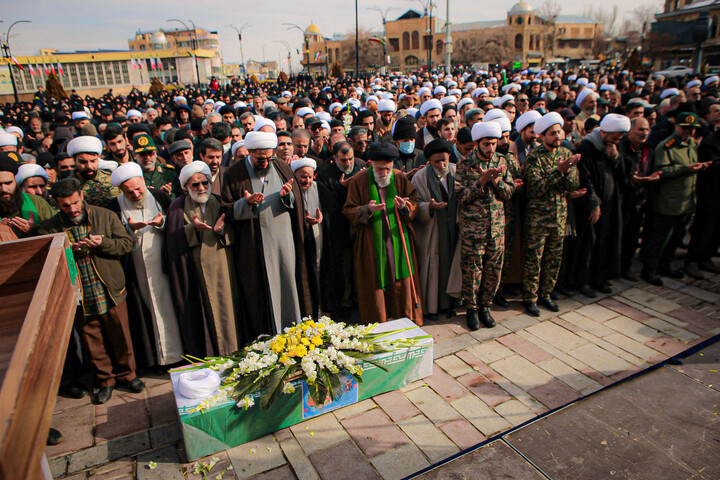 تصاویر/مراسم تشییع و نماز بر پیکر شهید علی زمانیان