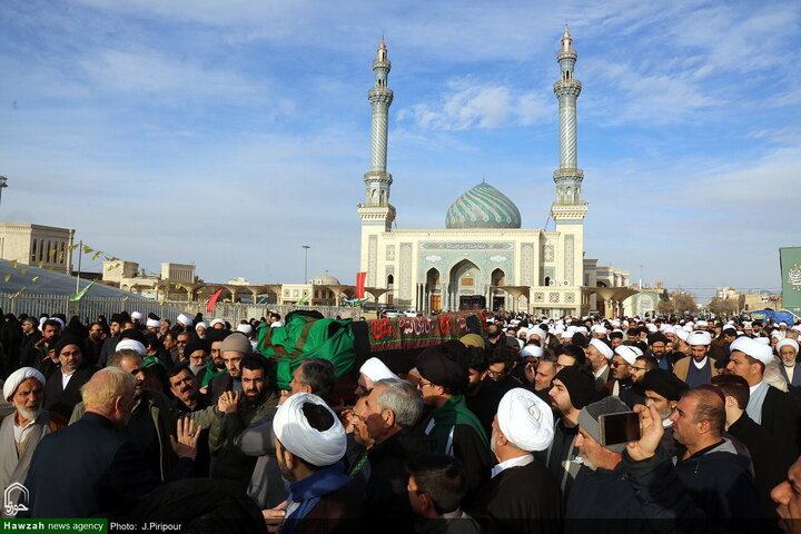 جثمان شقيق المرجع الأعلى السيد السيستاني يشيع في مدينة قم