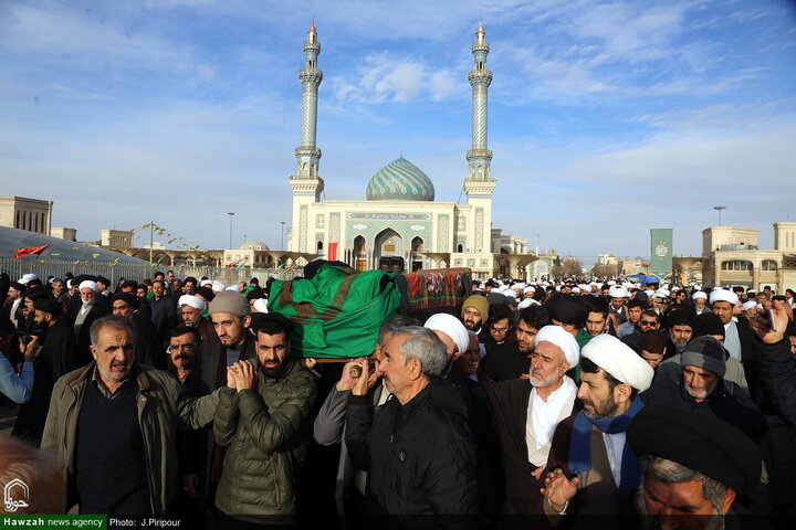 جثمان شقيق المرجع الأعلى السيد السيستاني يشيع في مدينة قم