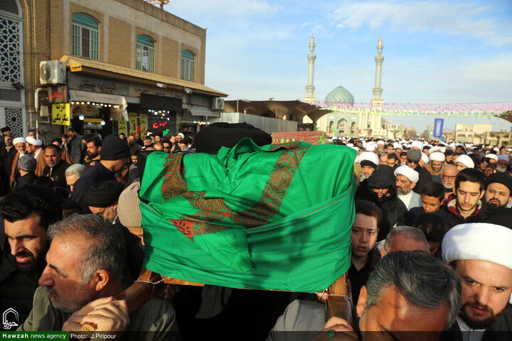جثمان شقيق المرجع الأعلى السيد السيستاني يشيع في مدينة قم