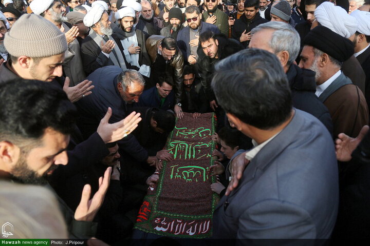 جثمان شقيق المرجع الأعلى السيد السيستاني يشيع في مدينة قم