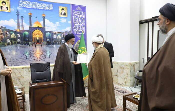 دبیر شورای عالی انقلاب فرهنگی «خادم» حرم مطهر بانوی کرامت شد