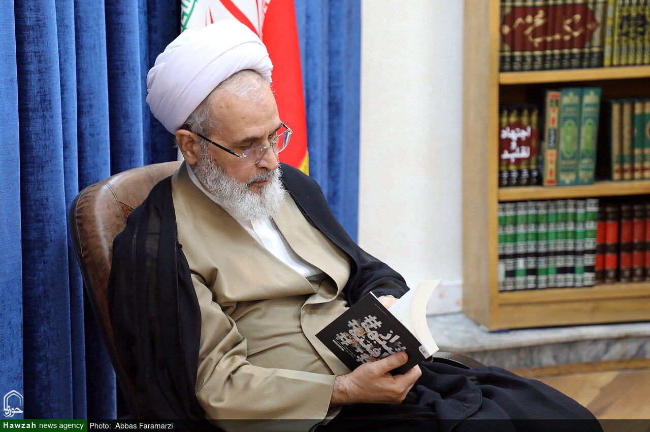 आयतुल्लाह आराफ़ी के उपस्थिति मे "अज़ शुब्हे ता फ़ितने" किताब का अनावरण समारोह