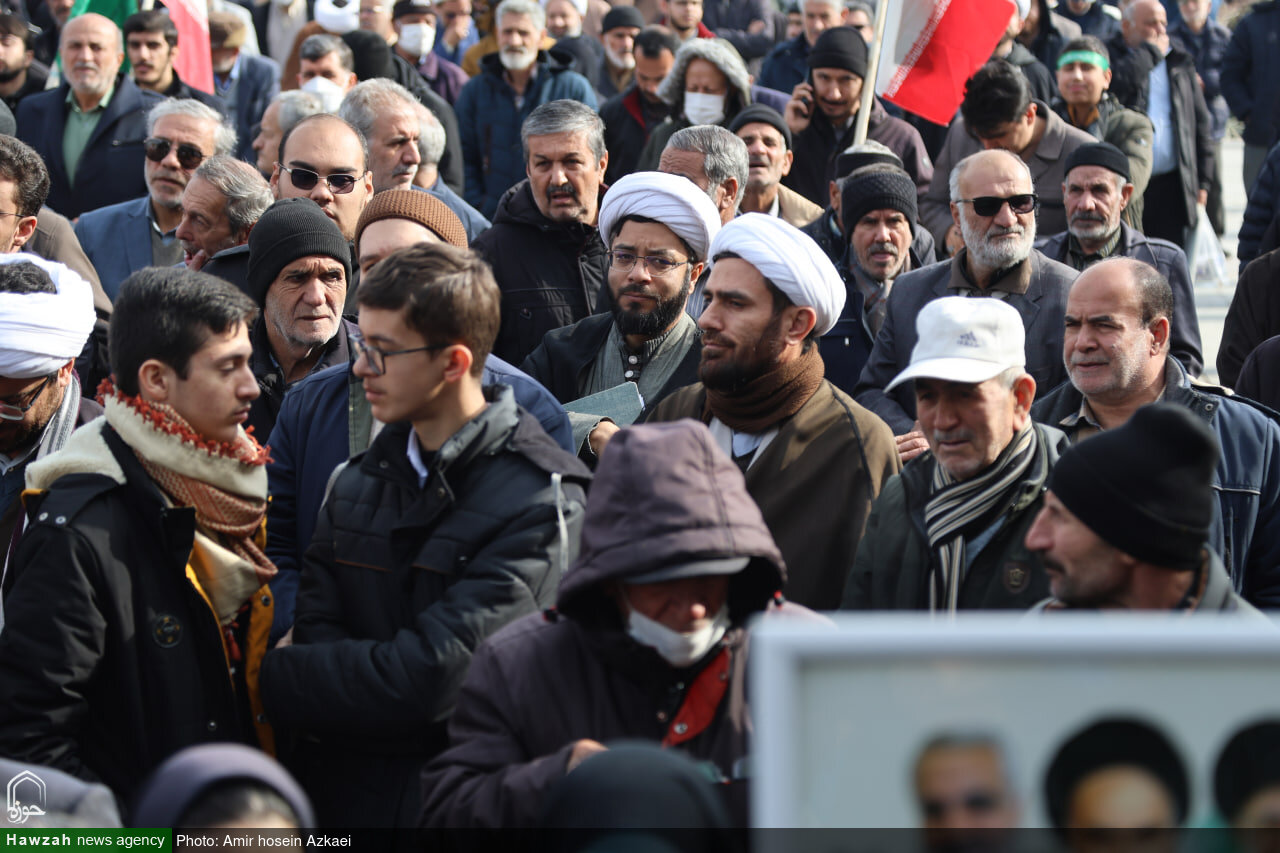 تصاویر / وداع باشکور مردم دارالمومنین با طلبه شهید نهاوندی