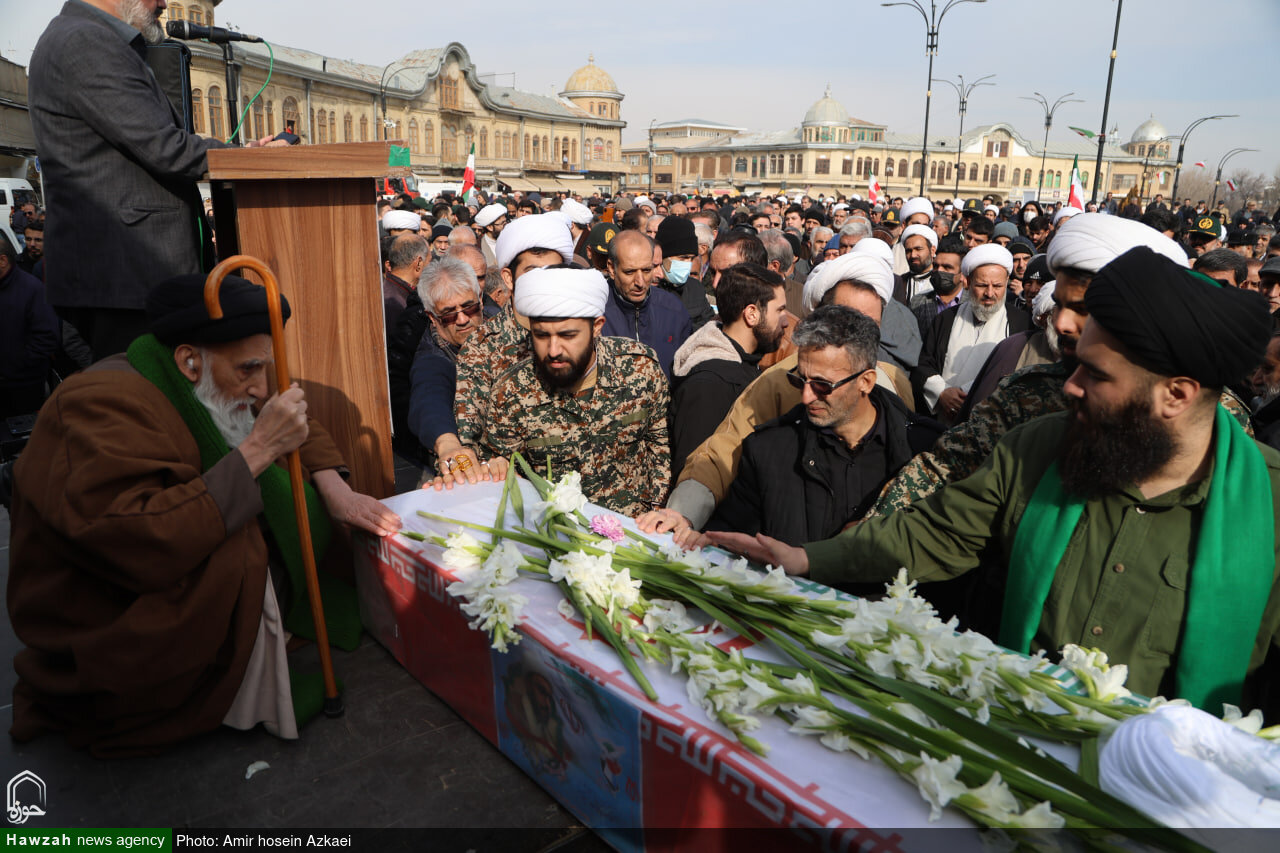 تصاویر / وداع باشکور مردم دارالمومنین با طلبه شهید نهاوندی