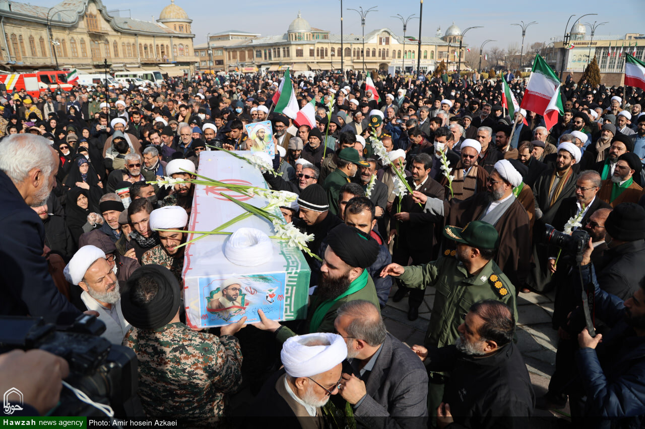 تصاویر / وداع باشکور مردم دارالمومنین با طلبه شهید نهاوندی