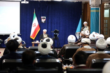 نشست اساتید و طلاب گروه‌های حل مسأله و استعدادهای برتر با آیت‌الله اعرافی + عکس