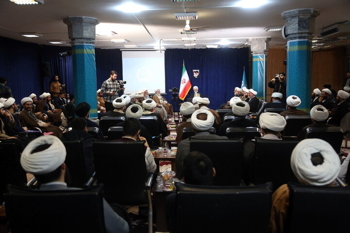 تصاویر/ هم اندیشی اساتید و طلاب با آیت الله اعرافی