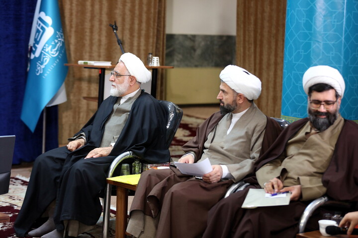 تصاویر/ هم اندیشی اساتید و طلاب با آیت الله اعرافی