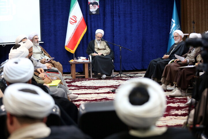 تصاویر/ هم اندیشی اساتید و طلاب با آیت الله اعرافی