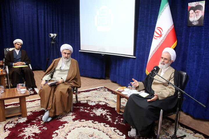 تصاویر/ هم اندیشی اساتید و طلاب با آیت الله اعرافی