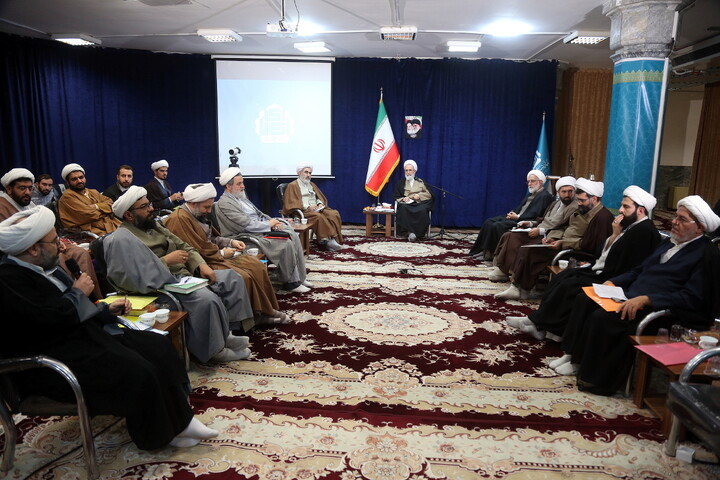 تصاویر/ هم اندیشی اساتید و طلاب با آیت الله اعرافی