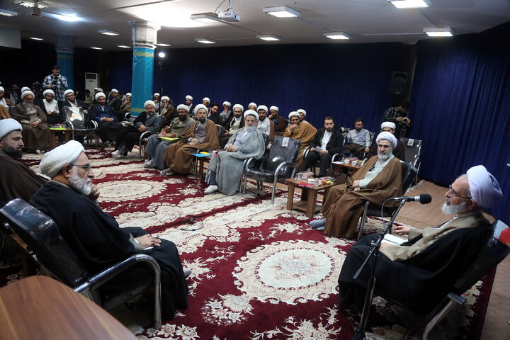 تصاویر/ هم اندیشی اساتید و طلاب با آیت الله اعرافی