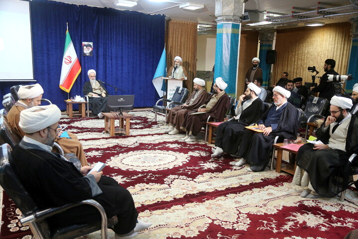 تصاویر/ هم اندیشی اساتید و طلاب با آیت الله اعرافی