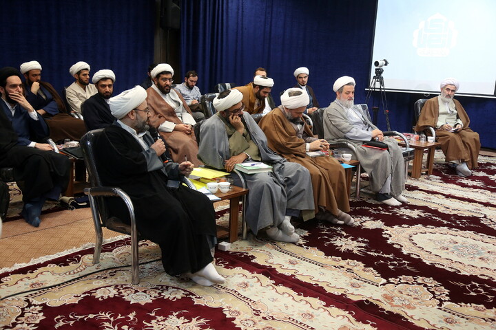 تصاویر/ هم اندیشی اساتید و طلاب با آیت الله اعرافی